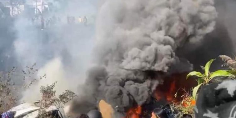 विमान दुर्घटनास्थलबाट निकालिएको शव गण्डकी अस्पतालमा