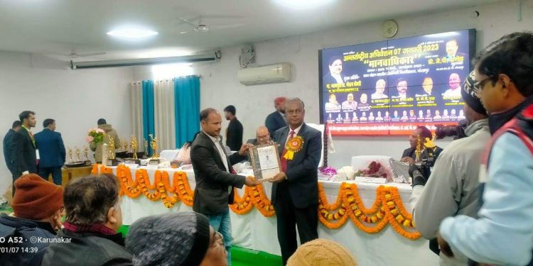 तीसरी आँखा अन्तर्राष्ट्रिय मानवअधिकार मानवअधिकार सम्मेलनमा नेपाल रौतहटको युवा पत्रकार इसत्याक अहमदलाई सम्मान गरिएको छ