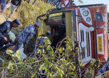 भारतीय तीर्थालु सवार बस दुर्घटना, चालकसहित ४५ जना घाइते