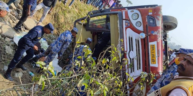 भारतीय तीर्थालु सवार बस दुर्घटना, चालकसहित ४५ जना घाइते