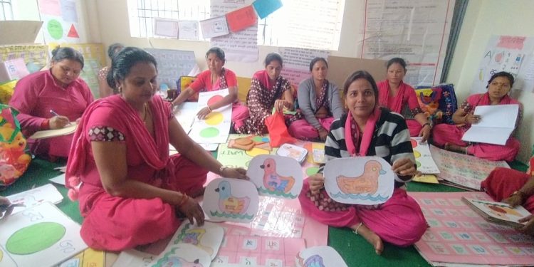 बालशिक्षिका लाई प्रारम्भिक साक्षरता तालीम