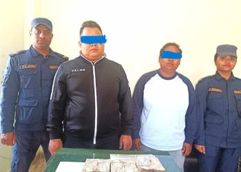 स्रोत नखुलेको १० लाख रुपैयाँसहित २ जना प्रहरीको फन्दामा