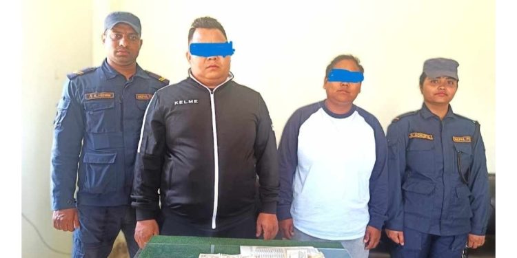 स्रोत नखुलेको १० लाख रुपैयाँसहित २ जना प्रहरीको फन्दामा