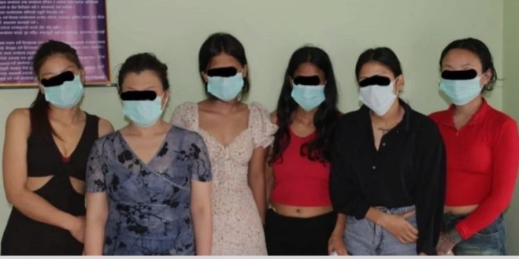 केटाहरूलाई जिस्क्याउने १५ जना स्वदेशी तथा विदेशी महिला प्रहरी नियन्त्रणमा