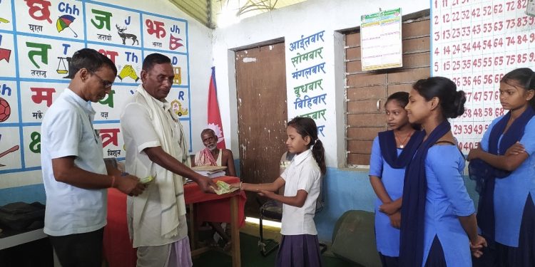 दलित बिपन्न विद्यार्थीलाई छात्रवृत्ति