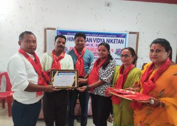 हिमालयन निकेतनद्वारा दर्जनौं विद्यार्थी सम्मानित