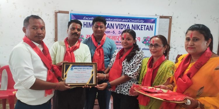 हिमालयन निकेतनद्वारा दर्जनौं विद्यार्थी सम्मानित