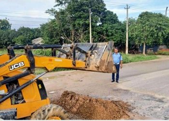 सडक दुर्घटना नियुनिकरण गर्न राजमार्गका खाल्डाखुल्डी पुर्दै ट्राफिक प्रहरी