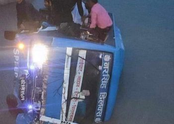 कोशी ब्यारेजमा बेलुका बस खसियो प्रहरीले यात्री अकुशल उद्धारका