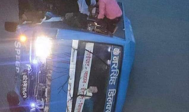 कोशी ब्यारेजमा बेलुका बस खसियो प्रहरीले यात्री अकुशल उद्धारका