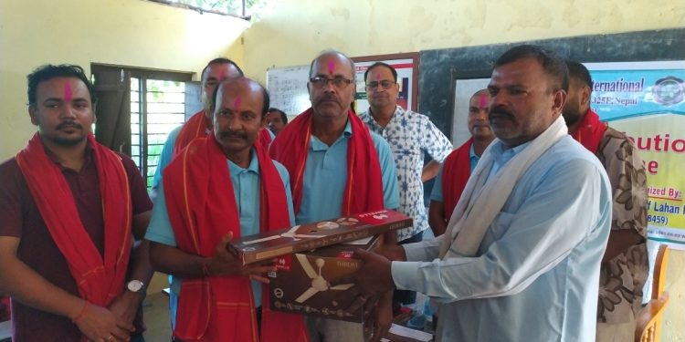 लहानमा लायन्स क्लबको पहल, दलित विद्यालयलाई पंखा सहयोग”