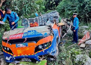 दुःखद समाचार: दैलेखको गुराँस गाउँपालिका–४ डबलगैरामा मिनीबस दुर्घटना