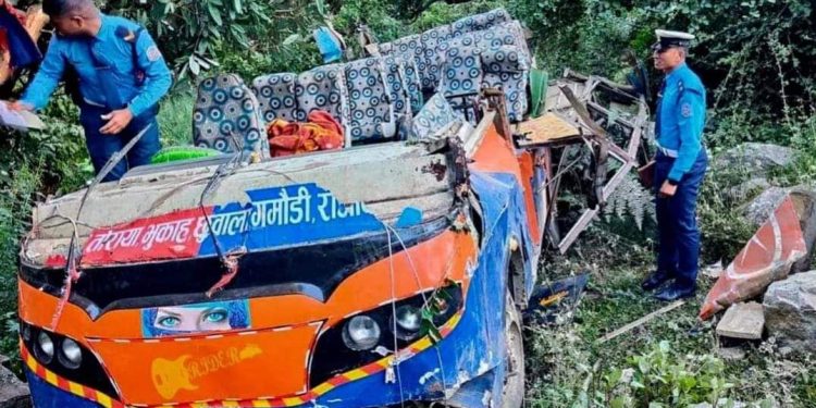 दुःखद समाचार: दैलेखको गुराँस गाउँपालिका–४ डबलगैरामा मिनीबस दुर्घटना