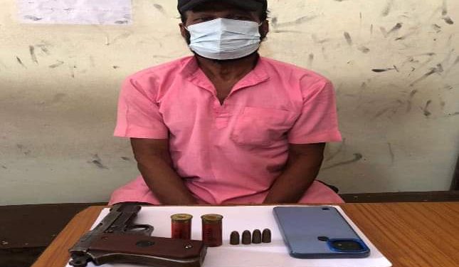 अमेरिकामा निर्मित अटोमेटिक पेस्तोलसहित एक जना पक्राउ