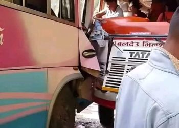 ओखलढुंगाको खिजीदेम्बा-काठमाडौं यात्रु बसको ठक्कर: ४ जना घाइते