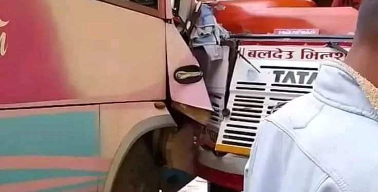 ओखलढुंगाको खिजीदेम्बा-काठमाडौं यात्रु बसको ठक्कर: ४ जना घाइते