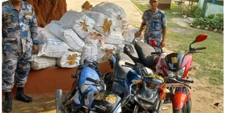 सिरहाबाट भारत लैजाँदै गरेको अवैध मदिरा सशस्त्र प्रहरीद्वारा नियन्त्रणमा, तस्करीमा प्रयोग भएका तीन भारतीय मोटरसाइकल पनि जफत