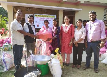 समग्रद्वारा किशोरी सशक्तिकरण: तालिमपछि व्यवसाय सामाग्री वितरण”