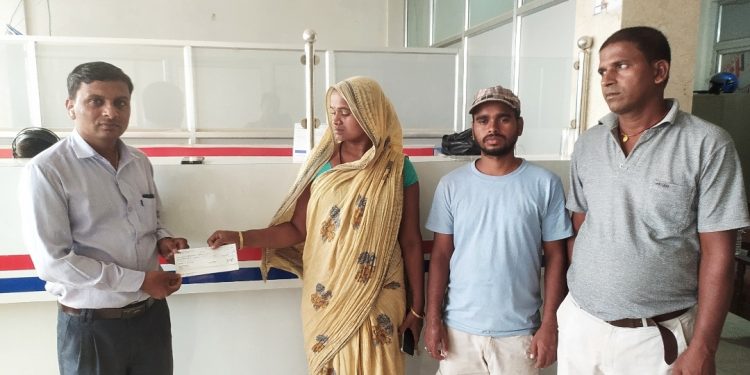 मलेसियामा दिवंगत महरानका परिवारलाई सन नेपाल लाइफले १४ लाखको बीमा रकम प्रदान”