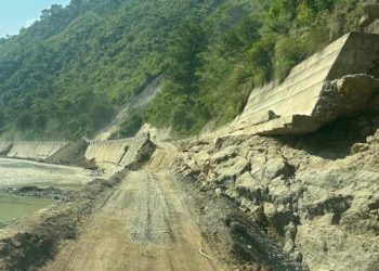 बिपी राजमार्ग फेरि अवरुद्ध, पहिरोले सवारी सञ्चालन ठप्प