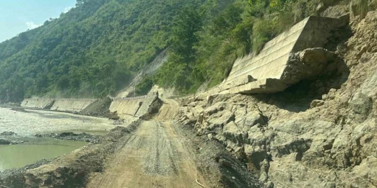 बिपी राजमार्ग फेरि अवरुद्ध, पहिरोले सवारी सञ्चालन ठप्प