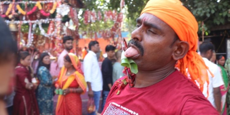 नेपालगन्जको बागेश्वरी मन्दिरमा जिब्रो छेड्ने परम्परा, आस्थाको प्रतीक