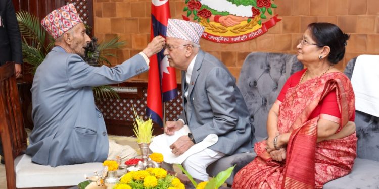 प्रधानमन्त्री ओलीले विजयादशमीको टीका ग्रहण गरे