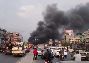 ललितपुरको सातदोबाटोमा यात्रुवाहक बसमा अचानक आगलागी