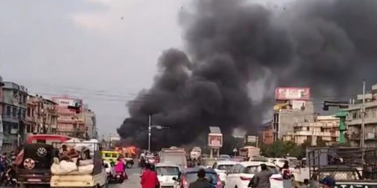 ललितपुरको सातदोबाटोमा यात्रुवाहक बसमा अचानक आगलागी