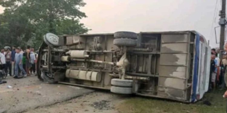 सप्तरीमा मोटरसाइकल र बस ठोक्किँदा १ जनाको मृत्यु, २८ जना घाइते