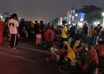 गोलबजार सडक पेटीमा हाट बजार, दुर्घटनाको जोखिम बढ्दै; सरोकारवाला निकाय मौन