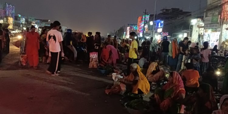 गोलबजार सडक पेटीमा हाट बजार, दुर्घटनाको जोखिम बढ्दै; सरोकारवाला निकाय मौन