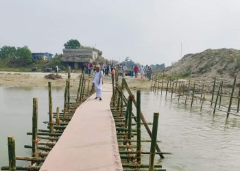 सिरहा र धनुषा जोड्ने हुलाकी कमला पुलमा अस्थायी काठे पुल सञ्चालनमा