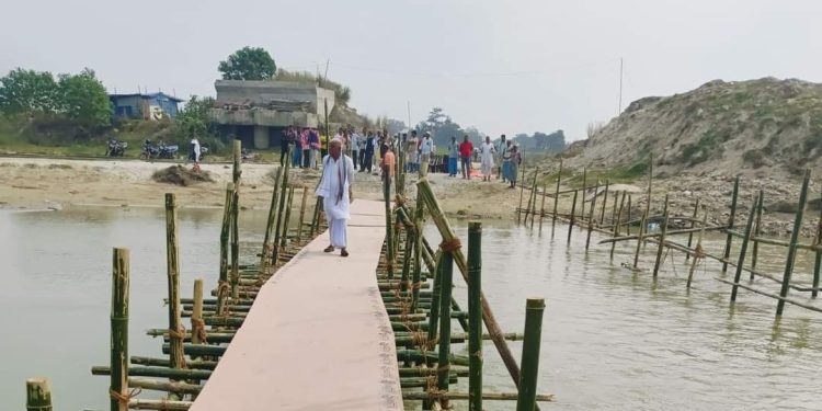 सिरहा र धनुषा जोड्ने हुलाकी कमला पुलमा अस्थायी काठे पुल सञ्चालनमा