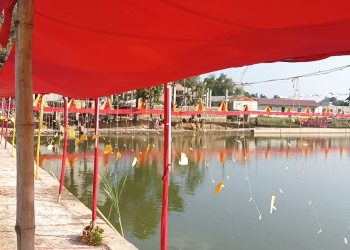 छठ पूजामा अस्ताउँदो सूर्यलाई अर्घ्य दिन रघुनाथपुर पोखरी सजियो