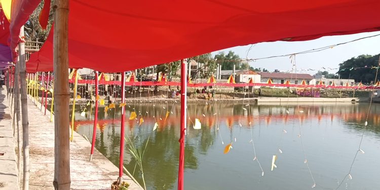 छठ पूजामा अस्ताउँदो सूर्यलाई अर्घ्य दिन रघुनाथपुर पोखरी सजियो