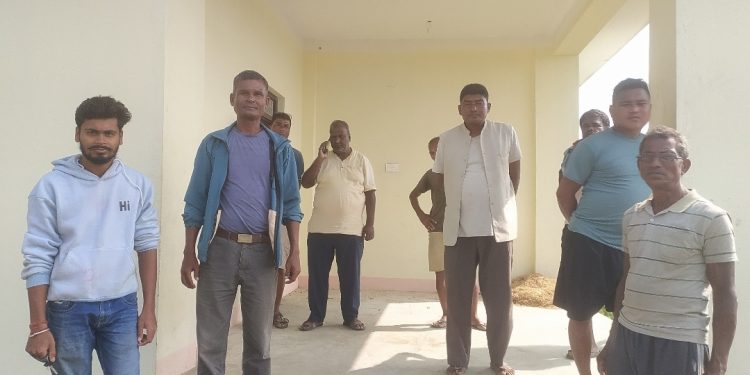 सुरुङ्गा–६ मा जनताको करको रकम घर भाडामा खर्च, स्थानीयको विरोध