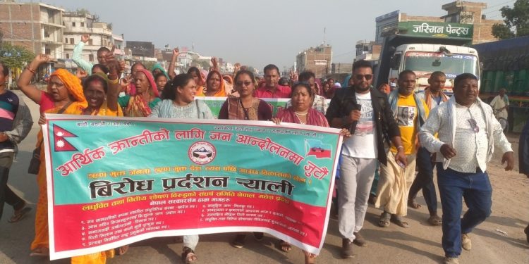 झुटा आश्वासन र उच्च ब्याजदरले महिलालाई ऋणजालमा फसाउँदै: लघुबित्त तथा बितिय संस्था