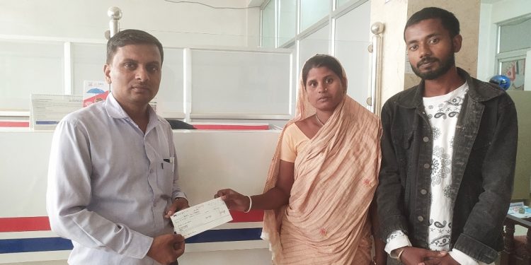 गोलबजारका गढाई चमारको साउदीमा मृत्यु, परिवारलाई बीमा रकम हस्तान्तरण