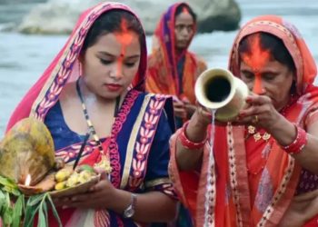 मधेशमा छठ पर्वको शुभारम्भ, अस्ताउँदो र उदाउँदो सूर्यलाई अर्घ्य दिँदै