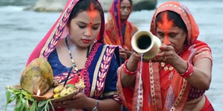 मधेशमा छठ पर्वको शुभारम्भ, अस्ताउँदो र उदाउँदो सूर्यलाई अर्घ्य दिँदै