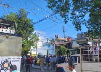 “रवि लामिछानेका समर्थकले निषेधित क्षेत्र तोड्न खोजेपछि पोखरामा अश्रुग्यास प्रहार”