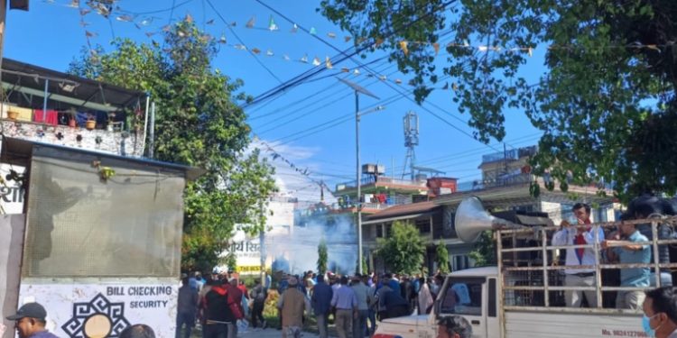 “रवि लामिछानेका समर्थकले निषेधित क्षेत्र तोड्न खोजेपछि पोखरामा अश्रुग्यास प्रहार”