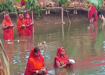 छठ पर्व सम्पन्न: श्रद्धालुहरूले उदाउँदो सूर्यलाई अर्घ्य अर्पण
