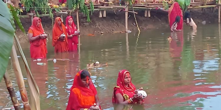 छठ पर्व सम्पन्न: श्रद्धालुहरूले उदाउँदो सूर्यलाई अर्घ्य अर्पण