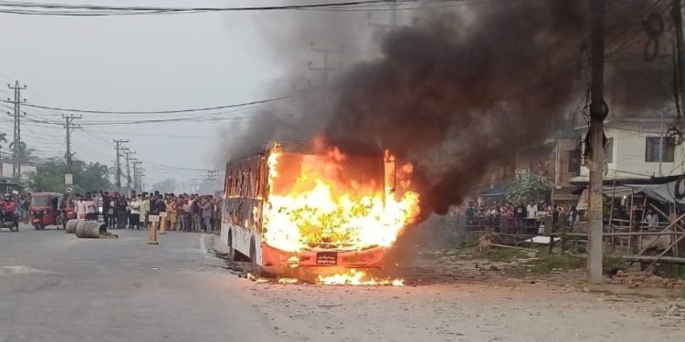 सुनसरीमा बसको ठक्करले किशोरीको मृत्यु, आक्रोशित स्थानीयद्वारा बसमा आगजनी
