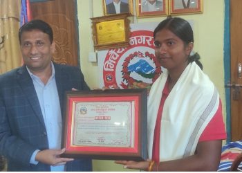 नेपाली यू-१९ क्रिकेट टोलीकी कप्तान पूजा महतो मिर्चैया नगरपालिकाद्वारा सम्मानित