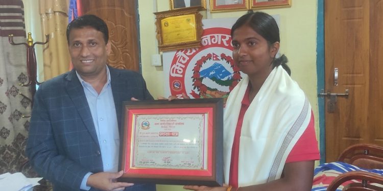 नेपाली यू-१९ क्रिकेट टोलीकी कप्तान पूजा महतो मिर्चैया नगरपालिकाद्वारा सम्मानित