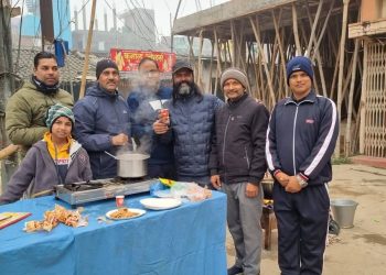 लहानमा चिया, पानी र कपडा वितरण गर्दै लायन्स क्लब