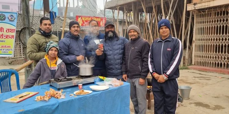 लहानमा चिया, पानी र कपडा वितरण गर्दै लायन्स क्लब